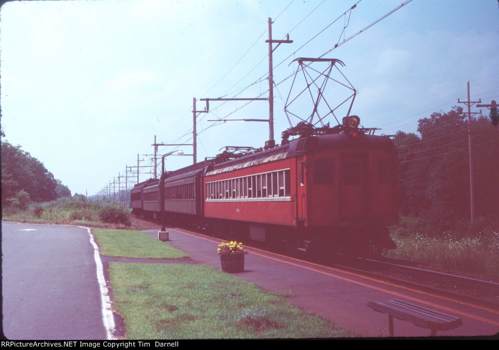 EL 3530 leaves the station under its own power